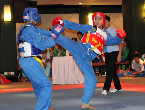  Mai Đình Chiến (phải) ghi điểm cho vovinam VN