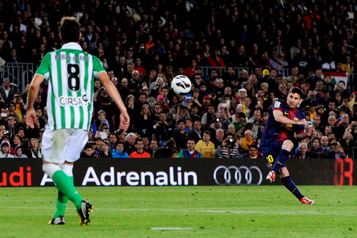 Messi trở lại giúp Barcelona chạm tay vào chức vô địch-2