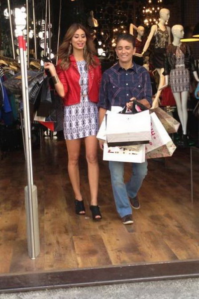 Bebeto đi mua sắm cùng người mẫu