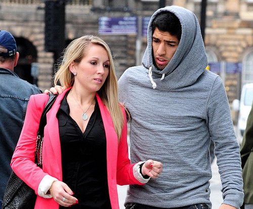 Luis Suarez sẽ đổi t&iacute;nh v&igrave; vợ-2
