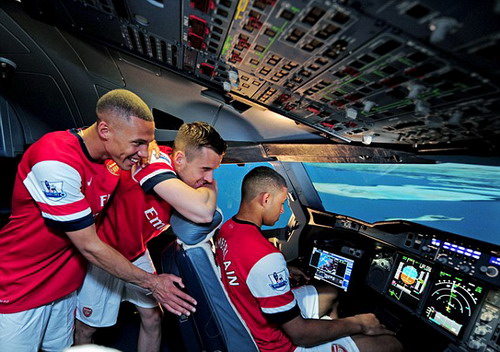 Cầu thủ Arsenal tập làm phi công
