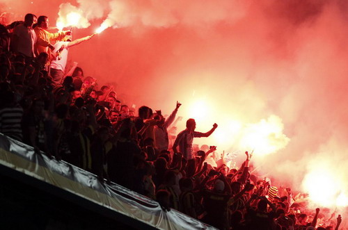 Derby nổi tiếng của bóng đá Thổ Nhĩ Kỳ lại nhuốm máu