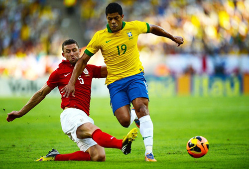 Hulk (phải), một thành viên trong bộ tứ tấn công của đội tuyển Brazil - d