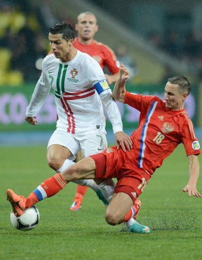 Ronaldo (trái) sẽ khó thoát khỏi sự “chăm sóc” của các hậu vệ Nga 