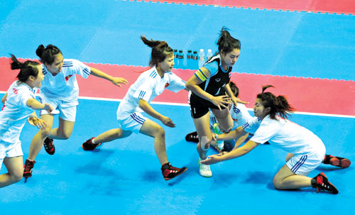 Một pha thi đấu của đội nữ VN (áo trắng) trong môn kabaddi - d