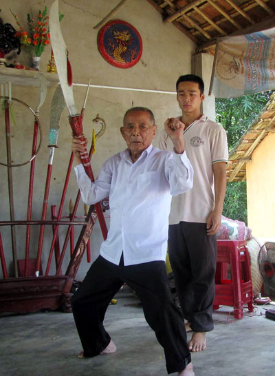  Võ sư Phan Thọ truyền dạy 18 môn binh khí cho học trò - 1