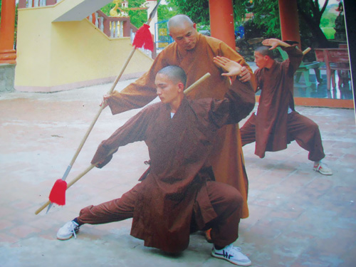 Hòa thượng Thích Hạnh Hòa chỉ dạy võ cho các tăng nhân chùa Long Phước - 1