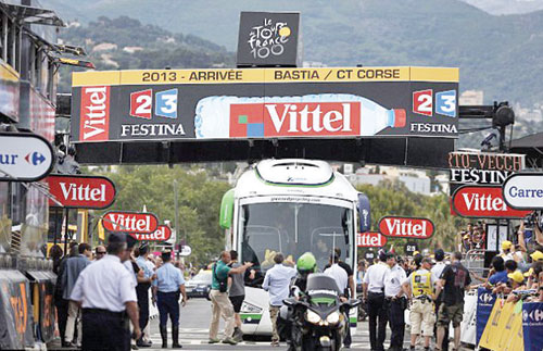Tour de France mở màn trong hỗn loạn
