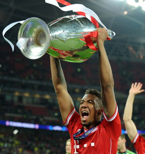 Phóng viên trả lại huy chương Champions League cho hậu vệ Bayern Munich 