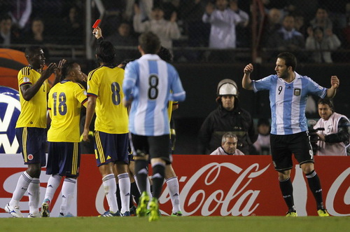 Argentina giữ ngôi đầu bảng sau trận hòa Colombia-2