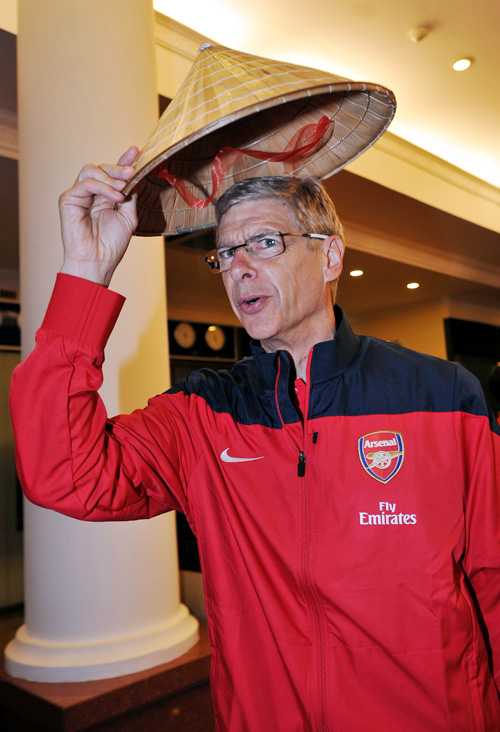 Lần đầu đội nón lá, ông Arsene Wenger chia sẻ: “Đội nón này rất khó nhưng tôi rất thích”