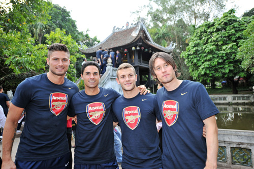 Các tuyển thủ Arsenal tại chùa Một Cột