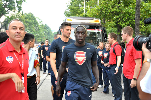 Tuyển thủ Arsenal dạo phố Hà Nội