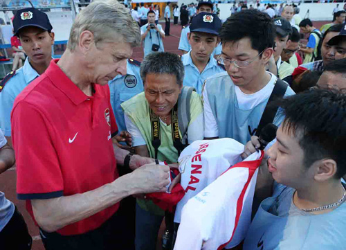 Ông Wenger luôn là trung tâm thu hút của sự kiện Arsenal - d