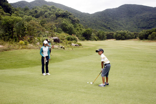 An Khang (9 tuổi, TP.HCM) một trong những “golf thủ” nhỏ tuổi nhất tham gia giải vô địch golf trẻ quốc gia – Faldo Series lần thứ 5