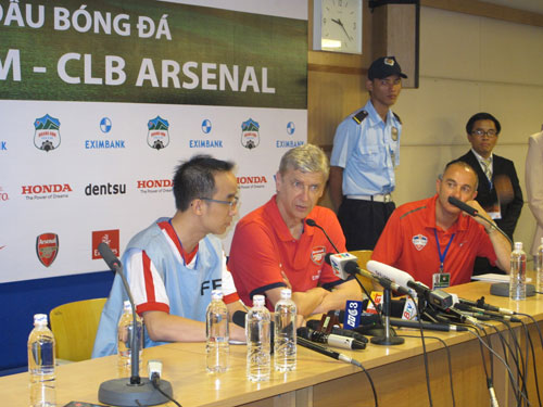 Ông Wenger nhận xét VN chơi tốt hơn Indonesia