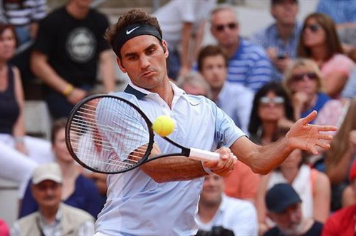 Federer thắng nhọc bằng vợt mới