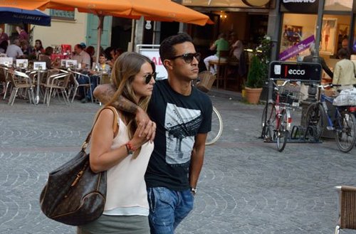 Thiago Alcantara khoe bạn gái ở Munich