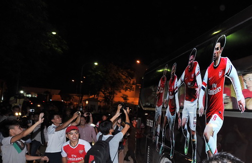 Fan Việt Nam cuồng nhiệt đón Arsenal