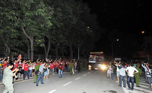 Fan Việt Nam cuồng nhiệt đón Arsenal