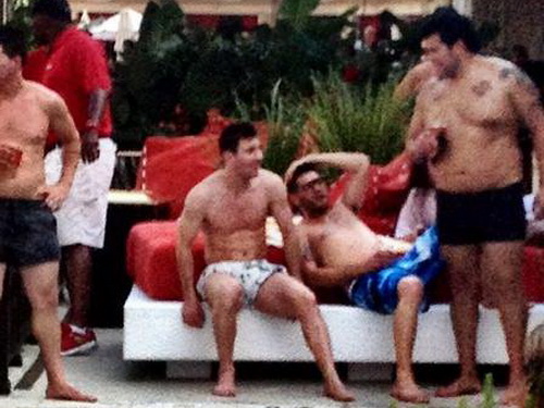 Messi và Ro "béo" bị gái “bủa vây” ở bể bơi-1