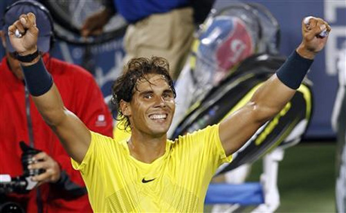Nadal ăn mừng trận thứ 21 trong sự nghiệp trước đối thủ lâu năm Federer d