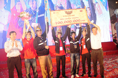 Đội Saigon Jokers đại diện Việt Nam nâng cao chiếc cup vô địch Mùa 2, khu vực Đông Nam Á tại Cung thể thao Tiên Sơn, Đà Nẵng ngày 9.9.2012