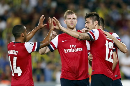 Arsenal đặt 1 chân vào vòng bảng Champions League-3