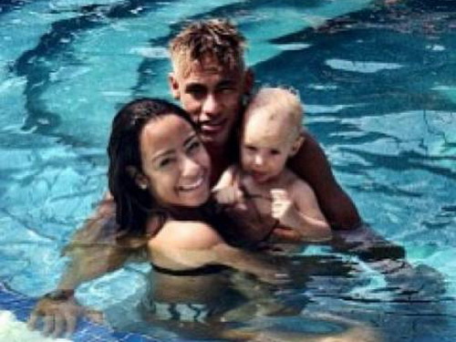 Neymar được em gái thanh minh