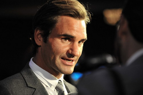Rớt xuống hạng 7 thế giới, Federer vẫn 'vô địch' kiếm tiền
