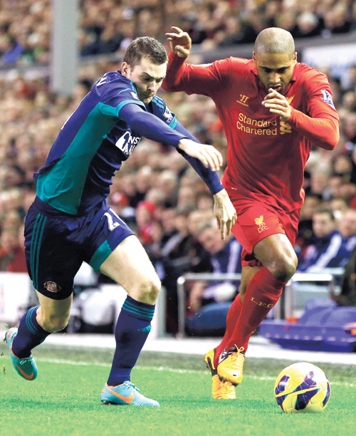 Các CĐV của Liverpool đang mong đợi bàn thắng từ các cầu thủ nhà (phải) - Ảnh: AFP