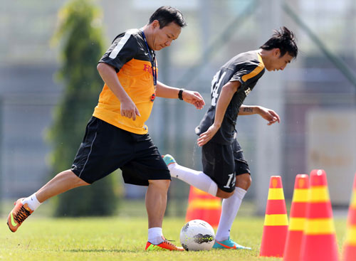 Các cầu thủ chơi ở giải hạng nhất đã tập cùng HLV Hoàng Văn Phúc   d