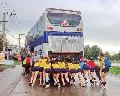 Đội nữ VN đẩy xe để lại hình ảnh đẹp trên đất Thái - d