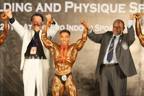 Ông Nguyễn Hồng Minh (trái) trong niềm vui chiến thắng lần thứ 8 giải châu Á của Phạm Văn Mách -d
