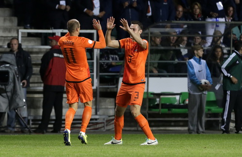 Tuyển Hà Lan bị Estonia cầm hòa 2-2 ở vòng loại World Cup 2014