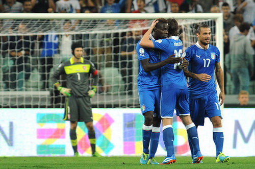 Tuyển Ý và Hà Lan giành vé dự World Cup 2014-2