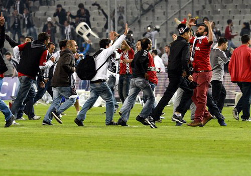 Bạo loạn dữ dội ở trận đấu Besiktas - Galatasaray