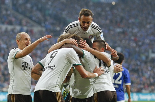 Bayern Munich nhấn chìm Schalke, Dortmund lần đầu mất điểm
