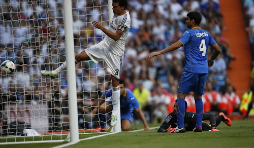 Vắng Bale, Ronaldo giúp Real Madrid giành 3 điểm-2