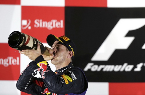 Vettel lập cú hattrick chiến thắng ở Singapore Grand Prix