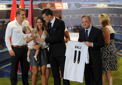 Bạn gái Bale rời mẹ sang Madrid