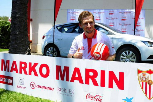 CĐV Sevilla dùng 'mỹ nhân kế' để giữ Marko Marin