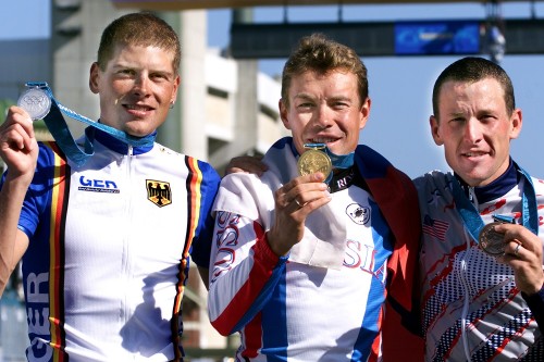Armstrong đã trả huy chương Olympic