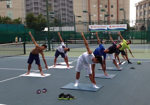 Tuyển quần vợt Việt Nam tập… yoga