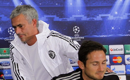 HLV Mourinho nổi cáu trong buổi họp báo