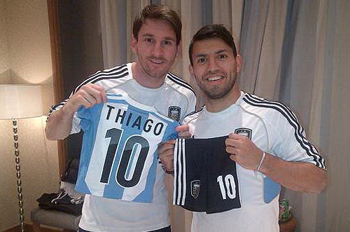 Messi và Aguero mang con ra 'thách đấu'