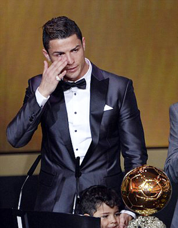 Ronaldo khóc khi đoạt Quả bóng vàng