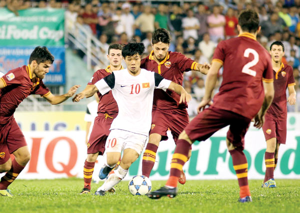 Công Phượng giữa vòng vây các hậu vệ U.19 AS Roma