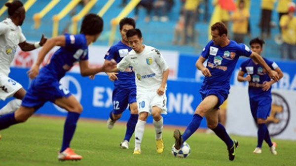 Văn Quyết (áo sáng) ghi 2 bàn cho Hà Nội T&T giữa vòng vây hàng thủ HAGL 