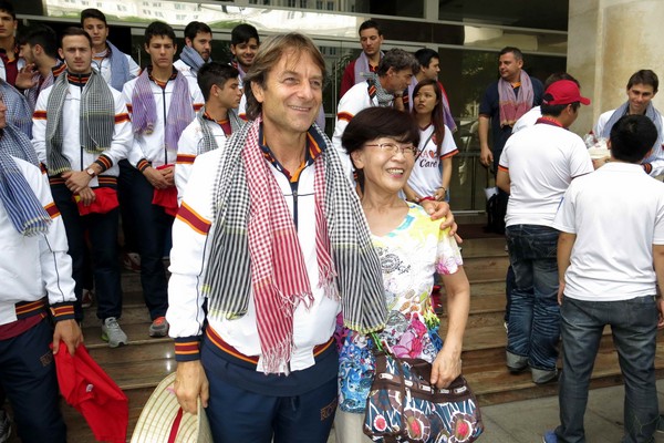 U.19 AS Roma mua khăn choàng tặng người thân 10
